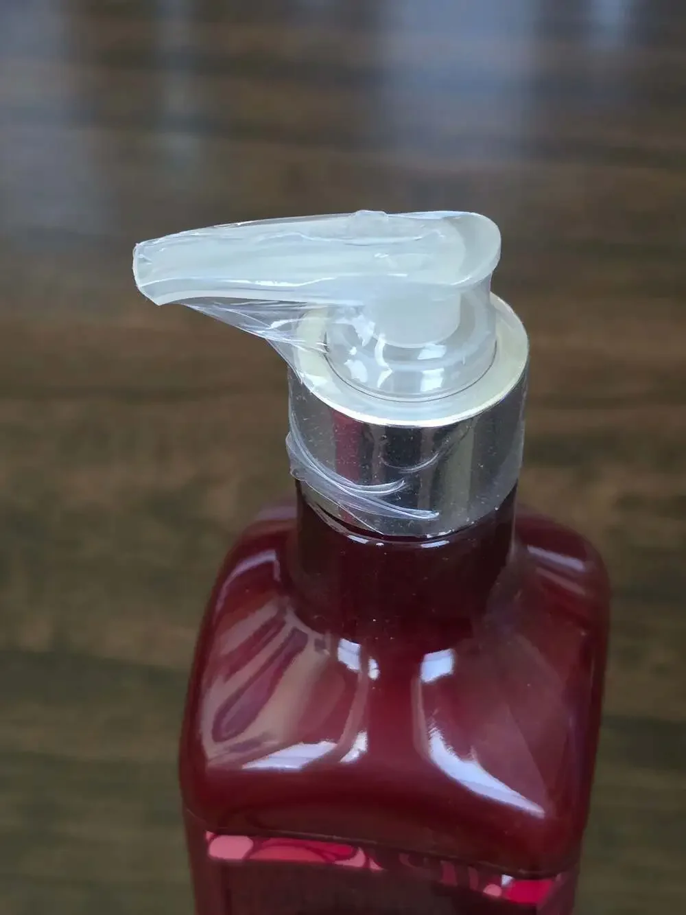 New Bath & Body Works Nourishing Hand Soap Strawberries & Cream with Coconut Mil